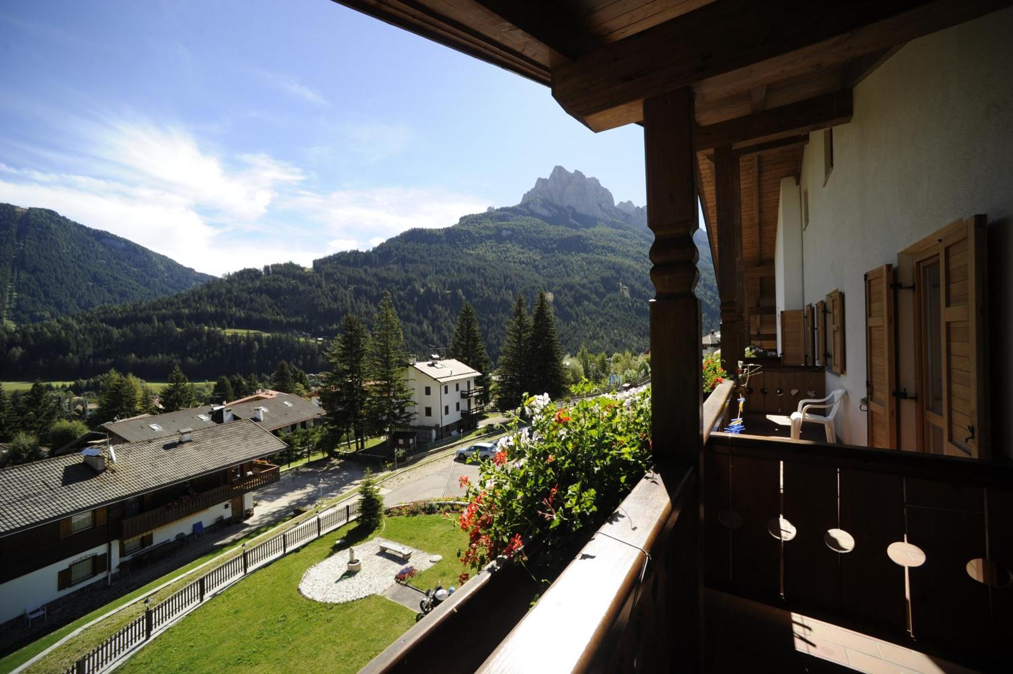 Alpine Touring Hotel-Petfriendly Pozza di Fassa Esterno foto