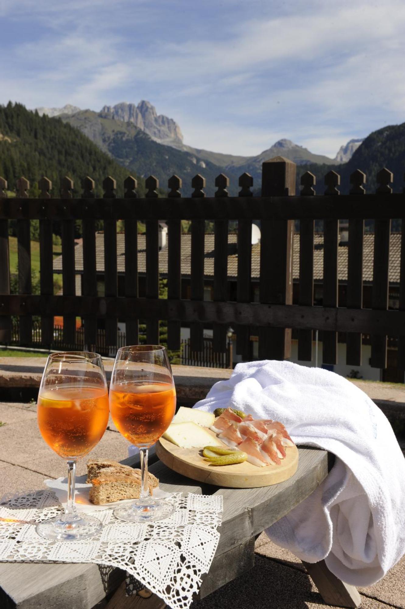 Alpine Touring Hotel-Petfriendly Pozza di Fassa Esterno foto
