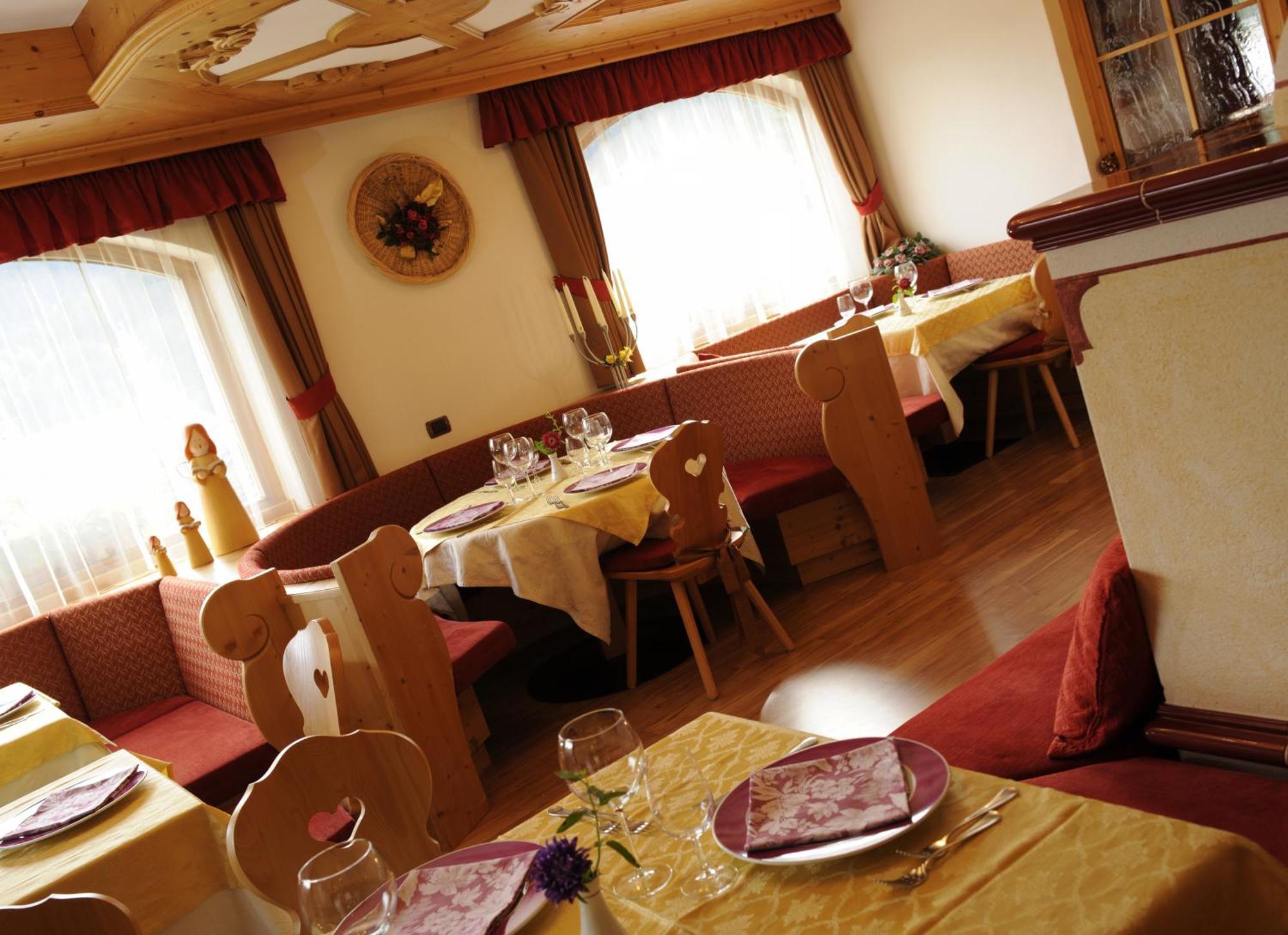 Alpine Touring Hotel-Petfriendly Pozza di Fassa Esterno foto